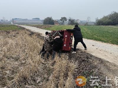 冷水镇樊庙村：三轮车侧翻 网格员紧急施援手