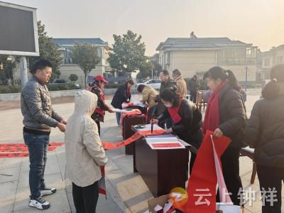 胡集镇平堰社区：网格员助力送春联活动 共谱社区新春华章
