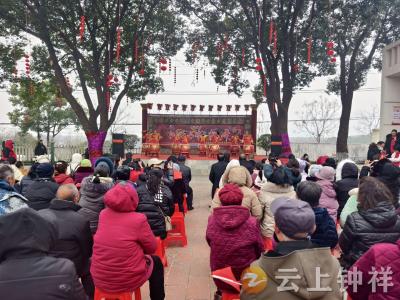 欢天喜地“闹”村晚 红红火火“松柏”年