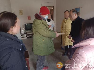 【新春走基层】郢中街道冯家岭社区：情系党员 寒冬送暖