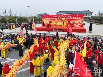 钟祥市举行2025年元宵节民俗文化巡游展演活动