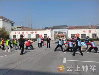 时代女性 风采飞扬——洋梓镇举办庆“三八”趣味运动会