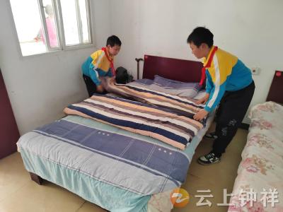 爱洒福利院 情暖老人心——贺集小学开展爱老敬老志愿服务活动