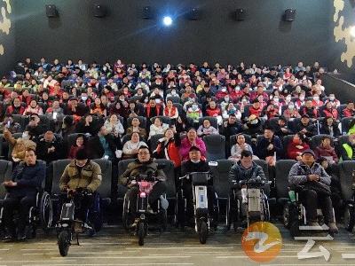 学雷锋日：“最美钟祥人”陈秀萍邀请残疾人和公益组织志愿者共同观影