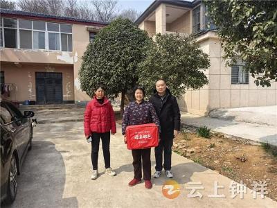 钟祥市烟草专卖局驻村工作队开展慰问困难妇女活动