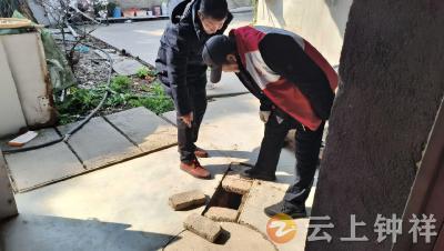 冷水镇网格员筑牢农村沼气池安全防线