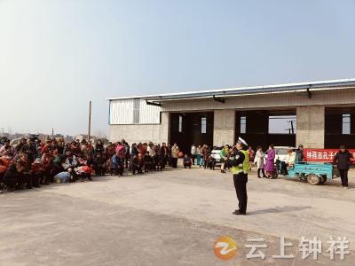 钟祥交警开展“文明交通 绿色出行”主题宣传活动