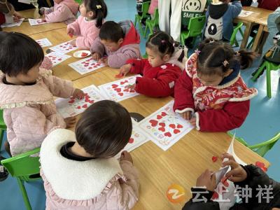 伍庙中心幼儿园：童心颂女神 爱意满春天