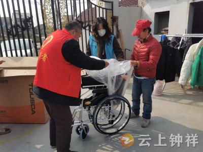磷矿镇社工站：爱心轮椅送上门 温暖关怀解难题