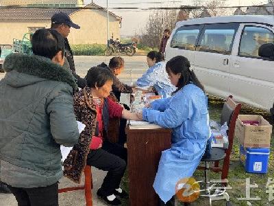 石牌镇王坡村：健康体检进乡村 网格员撑起“健康服务伞”