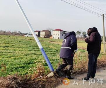  路灯倾斜隐患大 网格员联动解危机