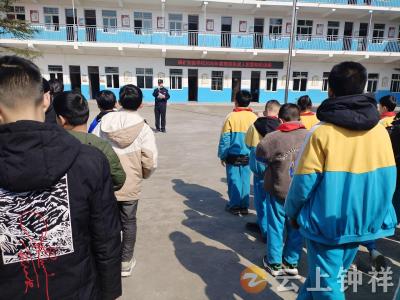 磷矿实验学校：法治讲座进校园 普法教育促成长