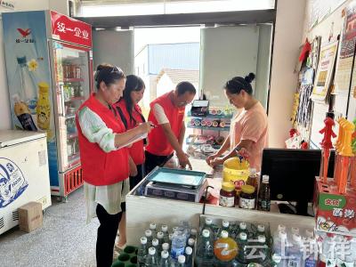 守护商铺安全，钟祥市东桥镇墩岭村网格员在行动