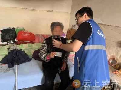 郢中街道连家沟社区：网格员助力高龄老人完成社保认证