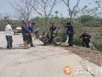 张集镇黑王寨村：村民合力救助侧翻拖拉机