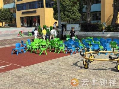 大手牵小手 团结创造美——洋梓镇伍庙中心幼儿园开展卫生清洁行动