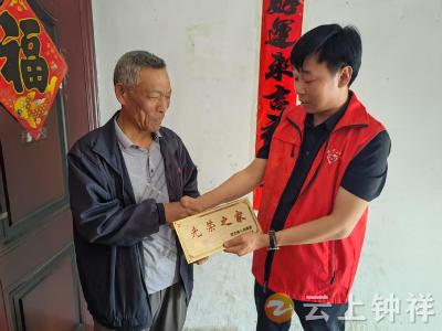 长寿镇长寿社区：网格员暖心代办 退伍老兵喜挂“光荣之家”牌匾