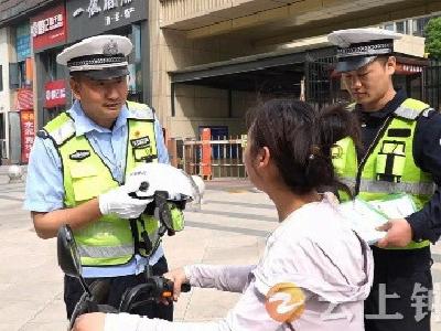 钟祥：交通安全宣传进小区 “共享头盔”助力文明出行