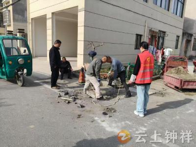 皇庄街道董家巷社区：及时修复破损盖板 守护居民出行安全