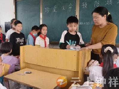筑牢安全防线 守护生命之花——石牌镇贺集小学开展防溺水主题班会活动