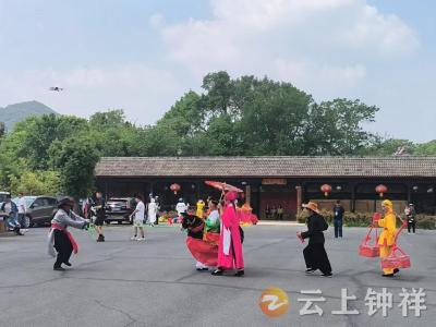 引擎轰鸣邂逅千年古树！客店镇南庄村山野土货、民俗表演点燃越野活力