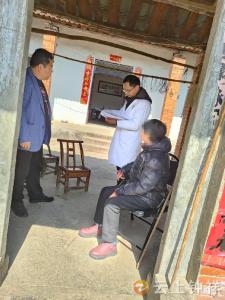磷矿镇：上门办证解民忧 暖心服务零距离