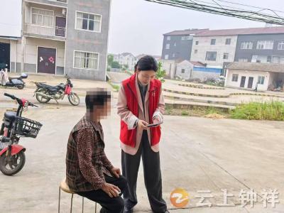 冷水镇：入户认证送服务 贴心关怀显担当