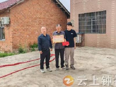 “四有”喜报递荣光——冷水镇为优秀士兵家属送喜报