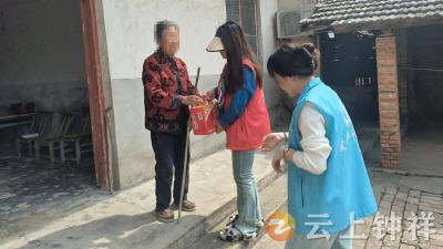 冷水镇开展“爱入家门 温暖满格”志愿者服务活动