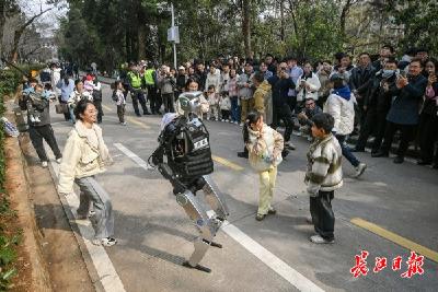 牢记嘱托 建成支点丨竞逐人形机器人赛道，这里跑起来