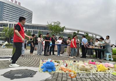 义卖有价爱无价 医者仁心济困疾 ——钟祥市人民医院举办职工爱心义卖活动助力困难患者