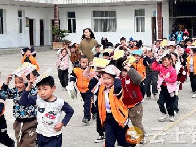 石牌镇荆台小学开展地震应急演练 共筑校园安全防线