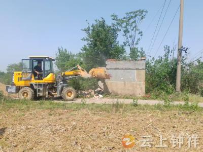 东桥镇七堰村：网格员排查隐患 节前拆除废弃变压器屋保平安