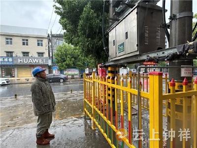 国网钟祥市供电公司：狂风暴雨来袭 电力人紧急抢修复电