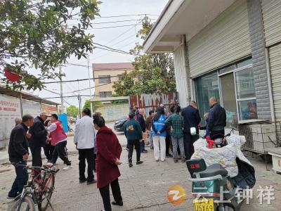 郢中街道冯家岭社区开展“最美夕阳红”免费拍照活动