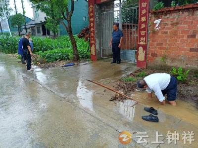 柴湖镇黄岔堤村：网格员联动村民 疏通沟渠护田安
