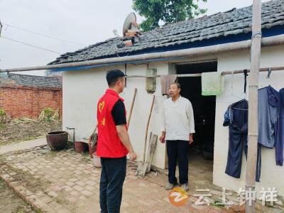 磷矿镇梁桥村：走访低保户送关怀 筑牢民生温暖防线