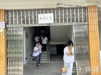 东桥中学开展火灾演练与实操训练 筑牢校园安全防线
