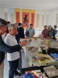 钟祥市老年大学书法班参观八旬学员个人书法展