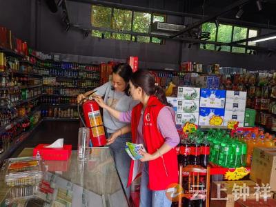 “党建红”激活“安全蓝”！龙山社区网格员筑牢商户安全网