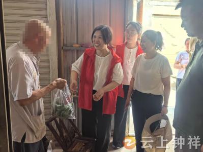 皇庄街道莫愁湖社区：端午走访慰问 粽香传情暖民心