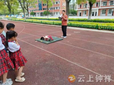 胡集镇小学桥垱校区开展防踩踏应急演练