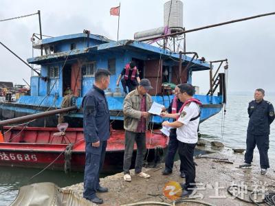 钟祥市多部门联合执法 打击“三无船舶”非法垂钓