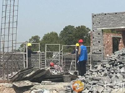 石牌镇胡冲村开展自建房安全检查 织密乡村安全防护网
