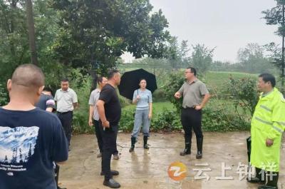 文集镇闻“梅”而动 织密强降雨天气安全防护网