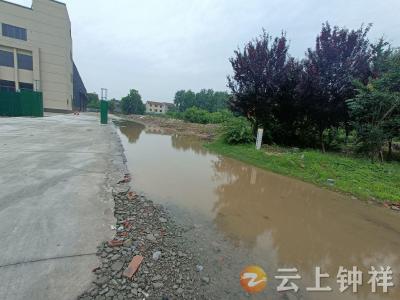 郢中街道划子口社区：快速疏通积水 保障居民顺畅出行