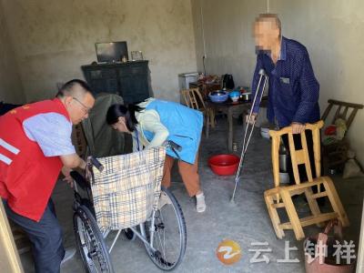 冷水镇社工站：轮椅送上门 服务暖人心