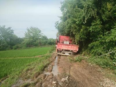 张集镇黑王寨村：积分奖励邻里互助 村民合力救泥陷车