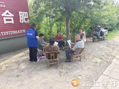 东桥镇清明村网格员入户宣传水稻保险政策 撑起秋粮稳产增收“保护伞”
