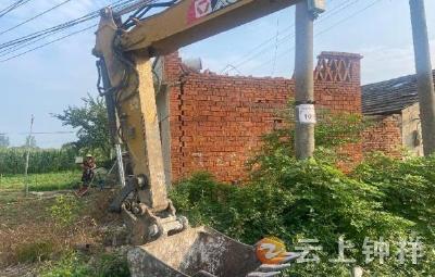 石牌镇石巷村：携手拆除闲置危房 共建安全美丽家园